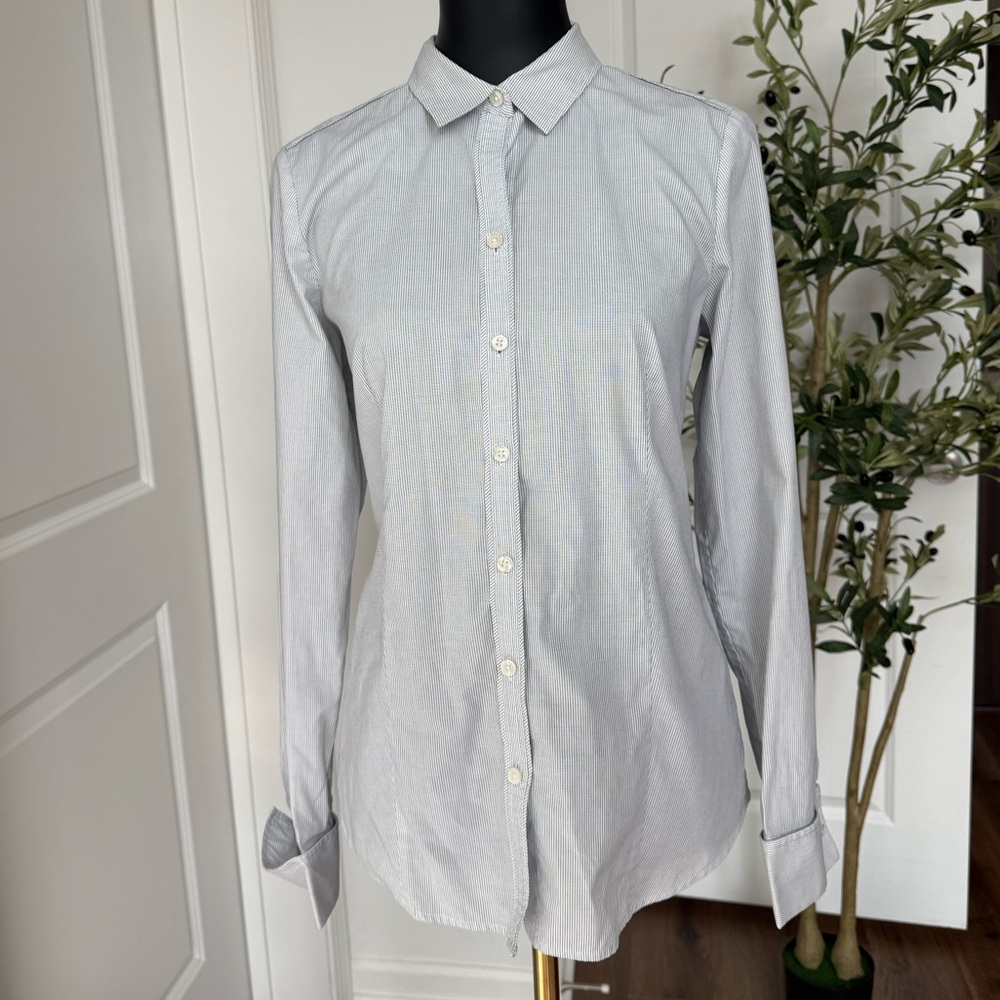 Ann Taylor Light Gray Women’s Button Down  Shirt‎